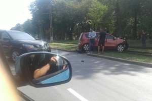 Новини Вінниці / У Вінниці від удару автівку «викинуло» під трамвай (ФОТО)