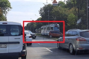 Новини Вінниці / У Вінниці від удару автівку «викинуло» під трамвай (ФОТО)