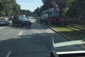 Новини Вінниці / У Вінниці від удару автівку «викинуло» під трамвай (ФОТО)