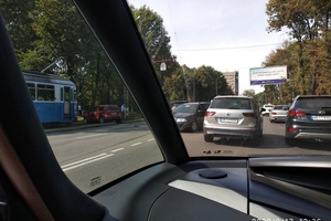 Новини Вінниці / У Вінниці від удару автівку «викинуло» під трамвай (ФОТО)