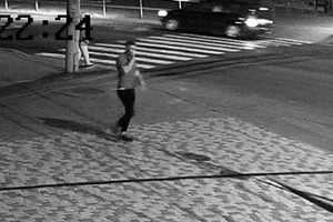 Новини Вінниці / Поліція просить по фото впізнати підозрюваних у пограбуванні вінничанина