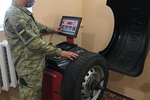 Новини Вінниці / Прикордонники з Вінниччини «перевзувають» автівки на зиму