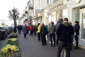 Новини Вінниці / У Вінниці «туристи» вишикувались в чергу для сплати візового збору