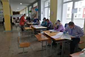 Новини Вінниці / Президентським "опитувальникам" у Вінниці заборонили говорити, а в ТВК переплутали чоловіка й дружину: як у місті розпочалось голосування (ФОТО, ВІДЕО)