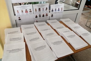 Новини Вінниці / Президентським "опитувальникам" у Вінниці заборонили говорити, а в ТВК переплутали чоловіка й дружину: як у місті розпочалось голосування (ФОТО, ВІДЕО)