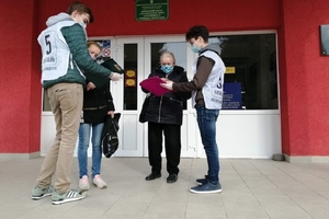 Новини Вінниці / Президентським "опитувальникам" у Вінниці заборонили говорити, а в ТВК переплутали чоловіка й дружину: як у місті розпочалось голосування (ФОТО, ВІДЕО)