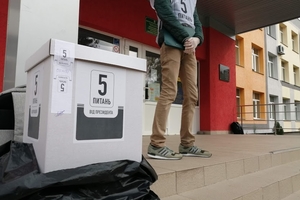 Новини Вінниці / Президентським "опитувальникам" у Вінниці заборонили говорити, а в ТВК переплутали чоловіка й дружину: як у місті розпочалось голосування (ФОТО, ВІДЕО)