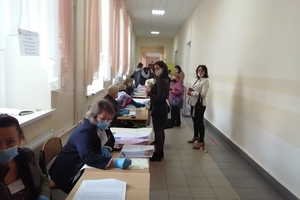 Новини Вінниці / Президентським "опитувальникам" у Вінниці заборонили говорити, а в ТВК переплутали чоловіка й дружину: як у місті розпочалось голосування (ФОТО, ВІДЕО)