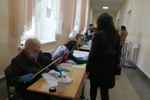 Новини Вінниці / Президентським "опитувальникам" у Вінниці заборонили говорити, а в ТВК переплутали чоловіка й дружину: як у місті розпочалось голосування (ФОТО, ВІДЕО)