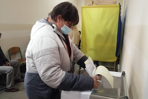 Новини Вінниці / Президентським "опитувальникам" у Вінниці заборонили говорити, а в ТВК переплутали чоловіка й дружину: як у місті розпочалось голосування (ФОТО, ВІДЕО)