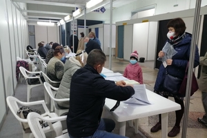 Новини Вінниці / Президентським "опитувальникам" у Вінниці заборонили говорити, а в ТВК переплутали чоловіка й дружину: як у місті розпочалось голосування (ФОТО, ВІДЕО)