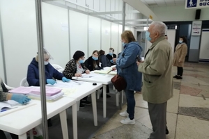 Новини Вінниці / Президентським "опитувальникам" у Вінниці заборонили говорити, а в ТВК переплутали чоловіка й дружину: як у місті розпочалось голосування (ФОТО, ВІДЕО)