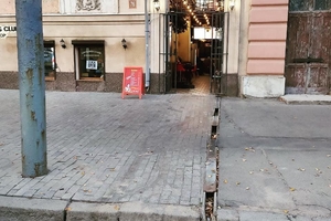 Новини Вінниці / У центрі Вінниці власник кафе вивів каналізацію на Соборну (ФОТО)