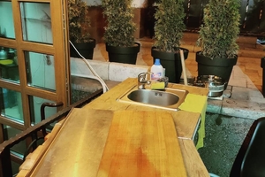 Новини Вінниці / У центрі Вінниці власник кафе вивів каналізацію на Соборну (ФОТО)