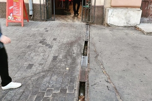 Новини Вінниці / У центрі Вінниці власник кафе вивів каналізацію на Соборну (ФОТО)