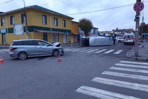 Новини Вінниці / У Вінниці внаслідок ДТП серед дороги перекинувся мікроавтобус (ФОТО)