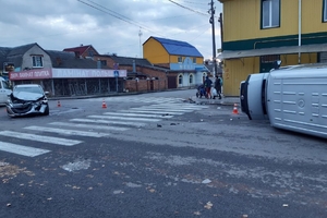 Новини Вінниці / У Вінниці внаслідок ДТП серед дороги перекинувся мікроавтобус (ФОТО)