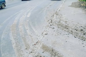 Новини Вінниці / Майже в центрі Вінниці водій вантажівки "розвозив" бруд по проїжджій частині (ФОТО)