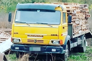 Новини Вінниці / Майже в центрі Вінниці водій вантажівки "розвозив" бруд по проїжджій частині (ФОТО)