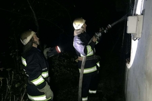 Новини Вінниці / Ледь не згорів: на Вінниччині рятувальники винесли з палаючого будинку чоловіка (ФОТО)
