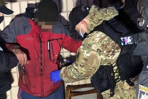 Новини Вінниці / Поблизу Вінниці затримали чоловіка з арсеналом зброї, який погрожував підірвати гранати на підприємстві