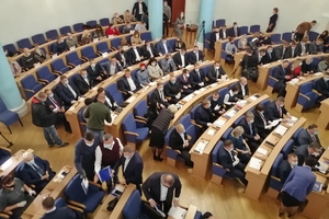 Новини Вінниці / "Узурпація влади" та наряд поліції у залі: зі скандалу розпочалась перша сесія новообраної Вінницької облради (ФОТО, ВІДЕО)