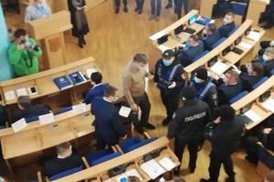 Новини Вінниці / "Узурпація влади" та наряд поліції у залі: зі скандалу розпочалась перша сесія новообраної Вінницької облради (ФОТО, ВІДЕО)