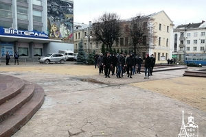 Новини Вінниці / "Це честь - віддати найцінніше за свою державу": у Вінниці молоді активісти вшанували пам'ять Героїв Небесної Сотні (ФОТО, ВІДЕО)