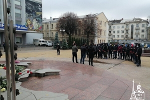 Новини Вінниці / "Це честь - віддати найцінніше за свою державу": у Вінниці молоді активісти вшанували пам'ять Героїв Небесної Сотні (ФОТО, ВІДЕО)