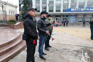 Новини Вінниці / "Це честь - віддати найцінніше за свою державу": у Вінниці молоді активісти вшанували пам'ять Героїв Небесної Сотні (ФОТО, ВІДЕО)