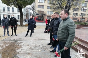 Новини Вінниці / "Це честь - віддати найцінніше за свою державу": у Вінниці молоді активісти вшанували пам'ять Героїв Небесної Сотні (ФОТО, ВІДЕО)