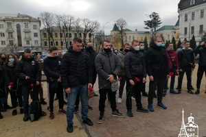 Новини Вінниці / "Це честь - віддати найцінніше за свою державу": у Вінниці молоді активісти вшанували пам'ять Героїв Небесної Сотні (ФОТО, ВІДЕО)