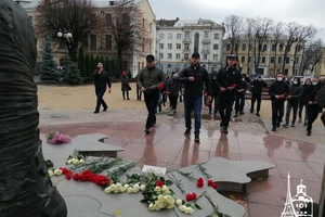 Новини Вінниці / "Це честь - віддати найцінніше за свою державу": у Вінниці молоді активісти вшанували пам'ять Героїв Небесної Сотні (ФОТО, ВІДЕО)