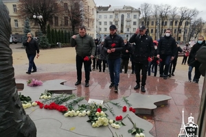 Новини Вінниці / "Це честь - віддати найцінніше за свою державу": у Вінниці молоді активісти вшанували пам'ять Героїв Небесної Сотні (ФОТО, ВІДЕО)