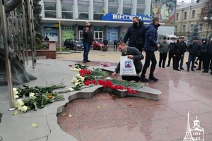 Новини Вінниці / "Це честь - віддати найцінніше за свою державу": у Вінниці молоді активісти вшанували пам'ять Героїв Небесної Сотні (ФОТО, ВІДЕО)