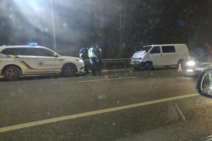 Новини Вінниці / На об'їзній під Вінницею зіткнулись Volkswagen та поліцейський Renault: постраждало троє людей