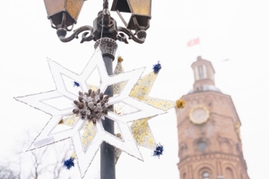 Новини Вінниці / Центр Вінниці прикрасили нестандартними різдвяними зірками (ФОТО)