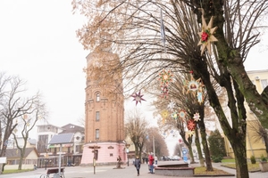 Новини Вінниці / Центр Вінниці прикрасили нестандартними різдвяними зірками (ФОТО)