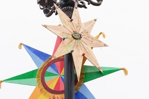 Новини Вінниці / Центр Вінниці прикрасили нестандартними різдвяними зірками (ФОТО)