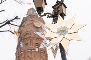 Новини Вінниці / Центр Вінниці прикрасили нестандартними різдвяними зірками (ФОТО)