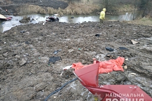 Новини Вінниці / У Жмеринському районі на Вінниччині «ВАЗ» злетів з моста в річку: постраждало п’ятеро людей (ФОТО, ВІДЕО)