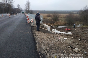 Новини Вінниці / У Жмеринському районі на Вінниччині «ВАЗ» злетів з моста в річку: постраждало п’ятеро людей (ФОТО, ВІДЕО)