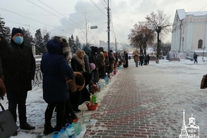 Новини Вінниці / На Богоявлення вінничани із самого ранку йшли освячувати воду до Спасо-Преображенського собору (ФОТО, ВІДЕО)