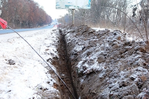 Новини Вінниці / В Агрономічному біля Вінниці за 7,2 млн гривень освітлять дорогу: робітники почали прокладати кабель (ФОТО)