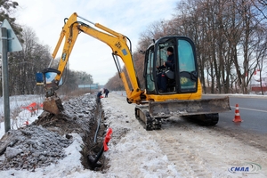 Новини Вінниці / В Агрономічному біля Вінниці за 7,2 млн гривень освітлять дорогу: робітники почали прокладати кабель (ФОТО)