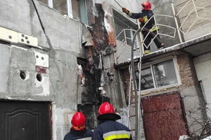 Новини Вінниці / У Вінниці гасили пожежу в офісному центрі: зайнялась проводка під утеплювачем (ФОТО)