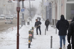 Новини Вінниці / До прибирання снігу у Вінниці залучають будівельні бригади (ФОТО)
