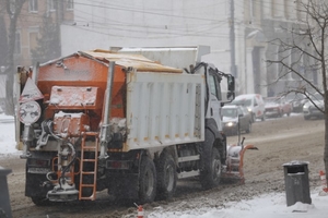 Новини Вінниці / До прибирання снігу у Вінниці залучають будівельні бригади (ФОТО)