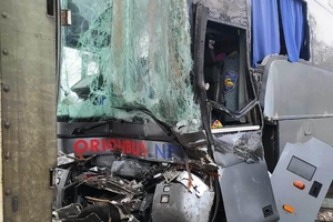 Новини Вінниці / Під Вінницею в аварію потрапили пасажирський автобус міжнародного сполучення і фури: обійшлось без постраждалих (ФОТО)