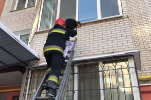 Новини Вінниці / У Вінниці горіла квартира в дев'ятиповерхівці: евакуювали семеро людей, в тому числі чотирьох дітей (ФОТО)